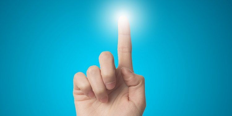 Una mano señalando hacia una luz