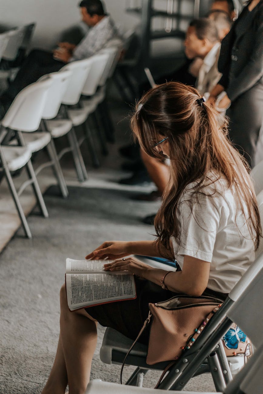 Mujer leyendo un libro